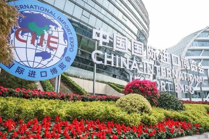 進(jìn)博會醫(yī)療器械與醫(yī)藥保健展區(qū)展臺搭建設(shè)計(jì)中的燈光藝術(shù)  