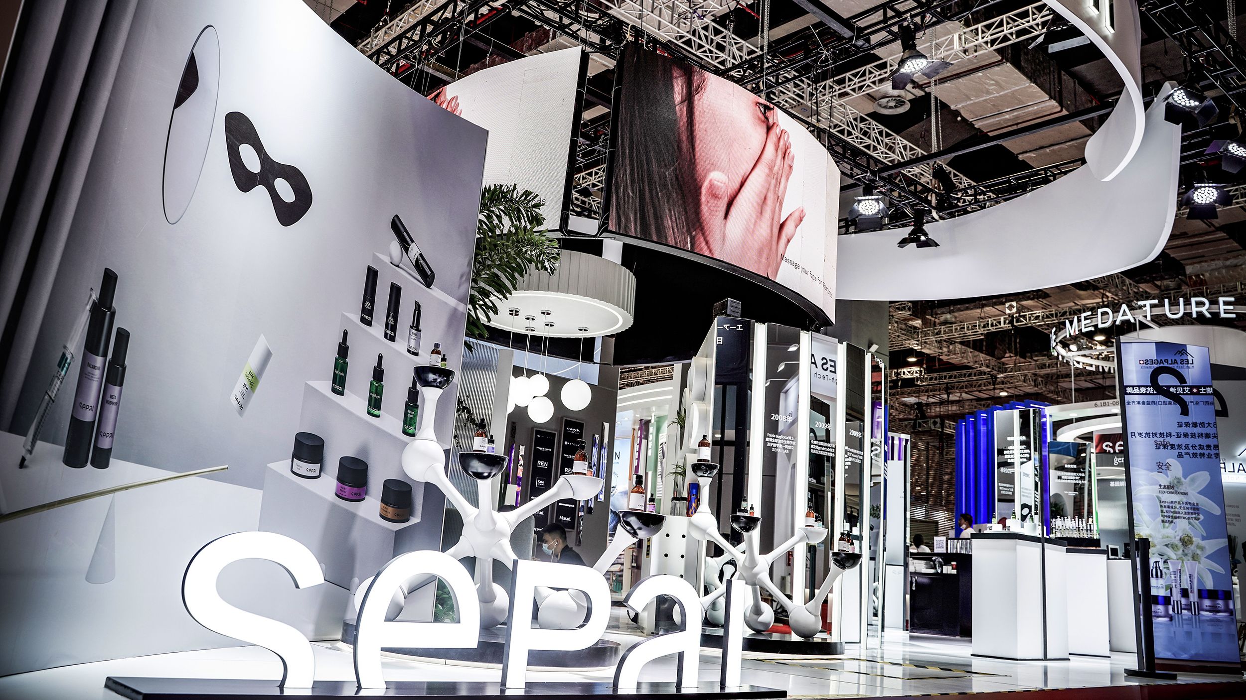 上海展臺展架搭建中的照明選擇與燈光種類，提升展品吸引力的關(guān)鍵